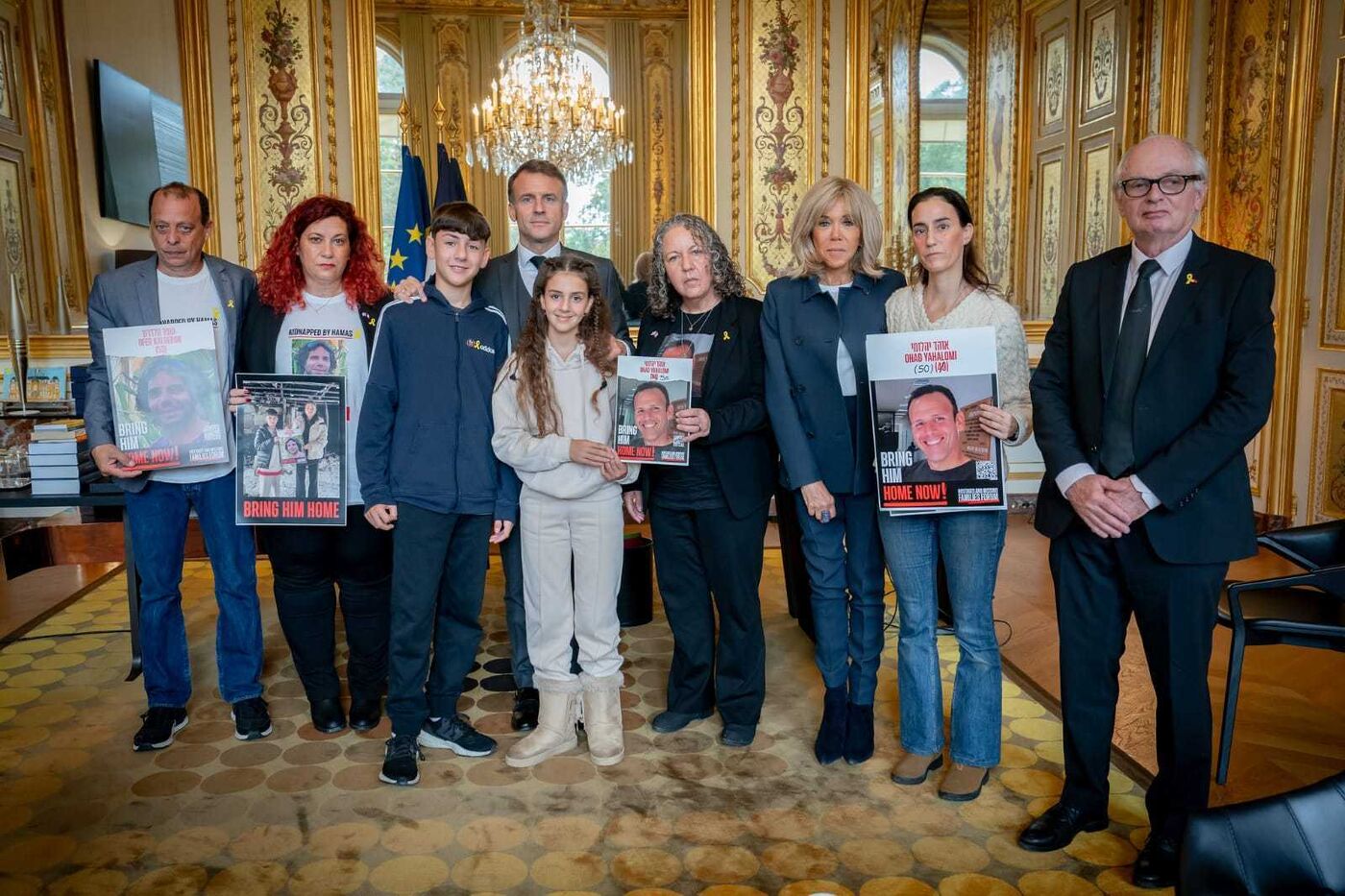 Le 7 octobre 2024, un an après les attentats meurtriers du Hamas en Israël et l'enlèvement de plus de 240 personnes, le président Emmanuel Macron, son épouse Brigitte et le Premier ministre d'alors Michel Barnier recevaient à l'Élysée les proches des deux otages français alors toujours retenus à Gaza. Photo/Présidence de la République