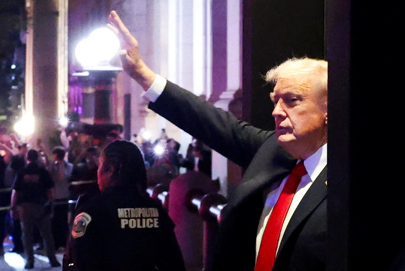 Washington (États-Unis), mardi. Donald Trump quitte un restaurant où il a été pris à partie et salue les passants. Reuters/Jonathan Ernst