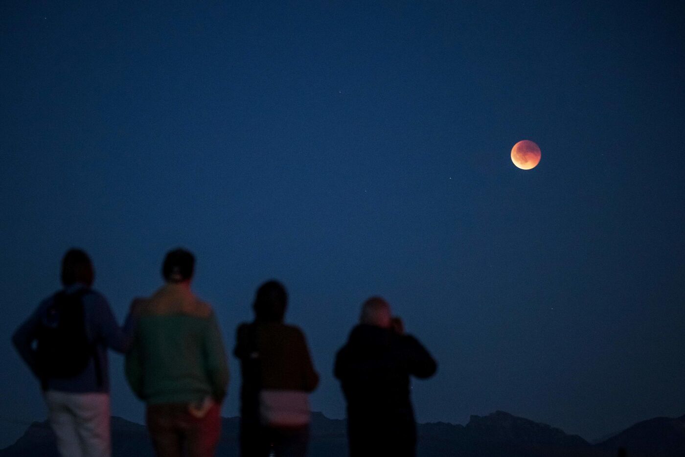 Ce phénomène (ici en Suisse), qui teinte de rouge le satellite de la Terre, se produit quand le Soleil, la Terre et la Lune sont parfaitement alignés dans cet ordre, et que la Lune est dans sa phase pleine. AFP/FABRICE COFFRINI
