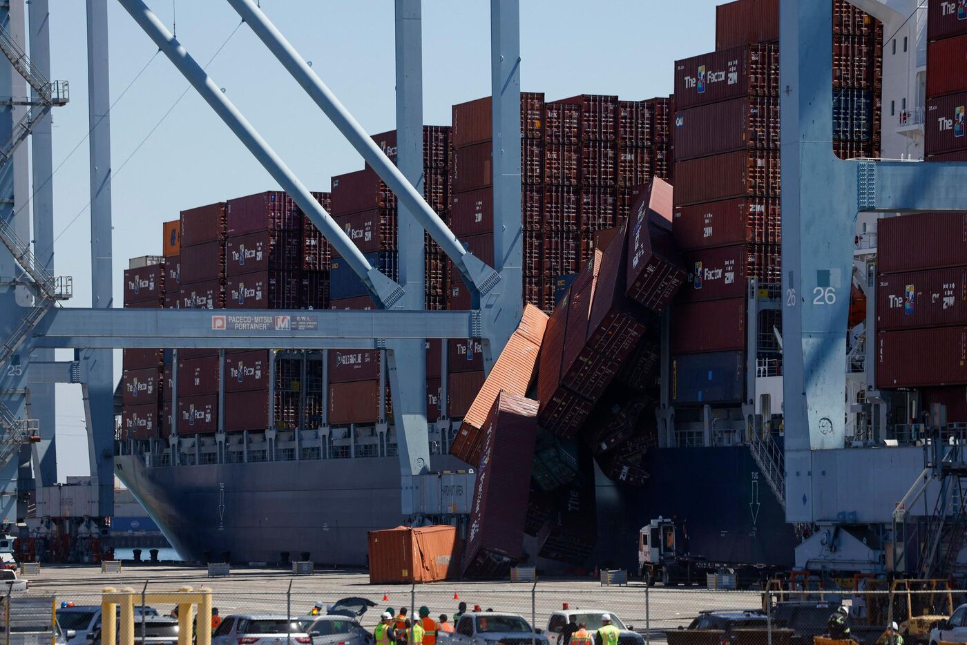 Au moins 67 conteneurs sont tombés à l’eau, selon les garde-côtes américains, dans le port de Long Beach Californie. EPA/MAXPPP/Caroline Brehman
