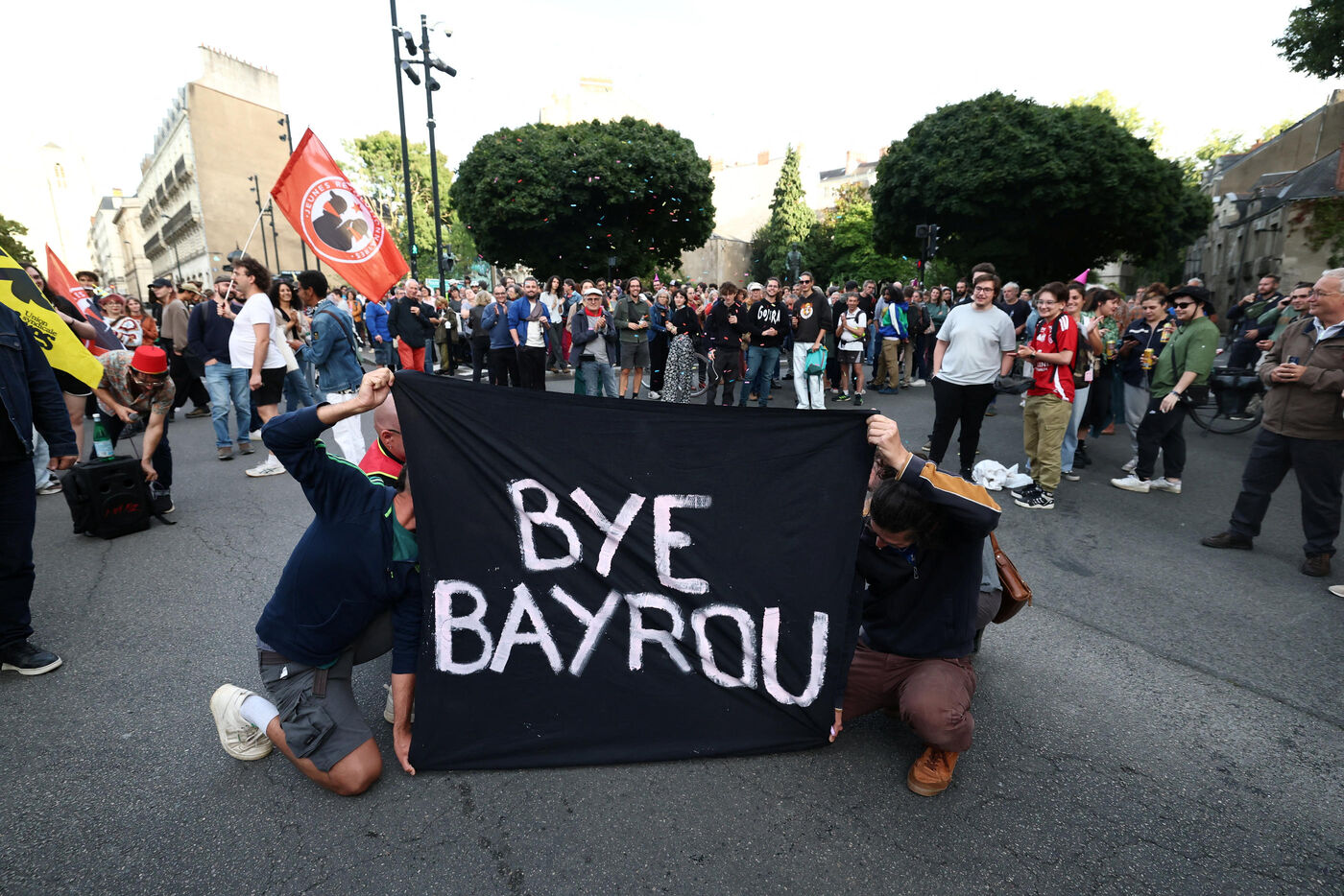 Des manifestants avec une banderole "Bye Bayrou", lundi à Nantes, quelques minutes après la chute du gouvernement. REUTERS/Stephane Mahe