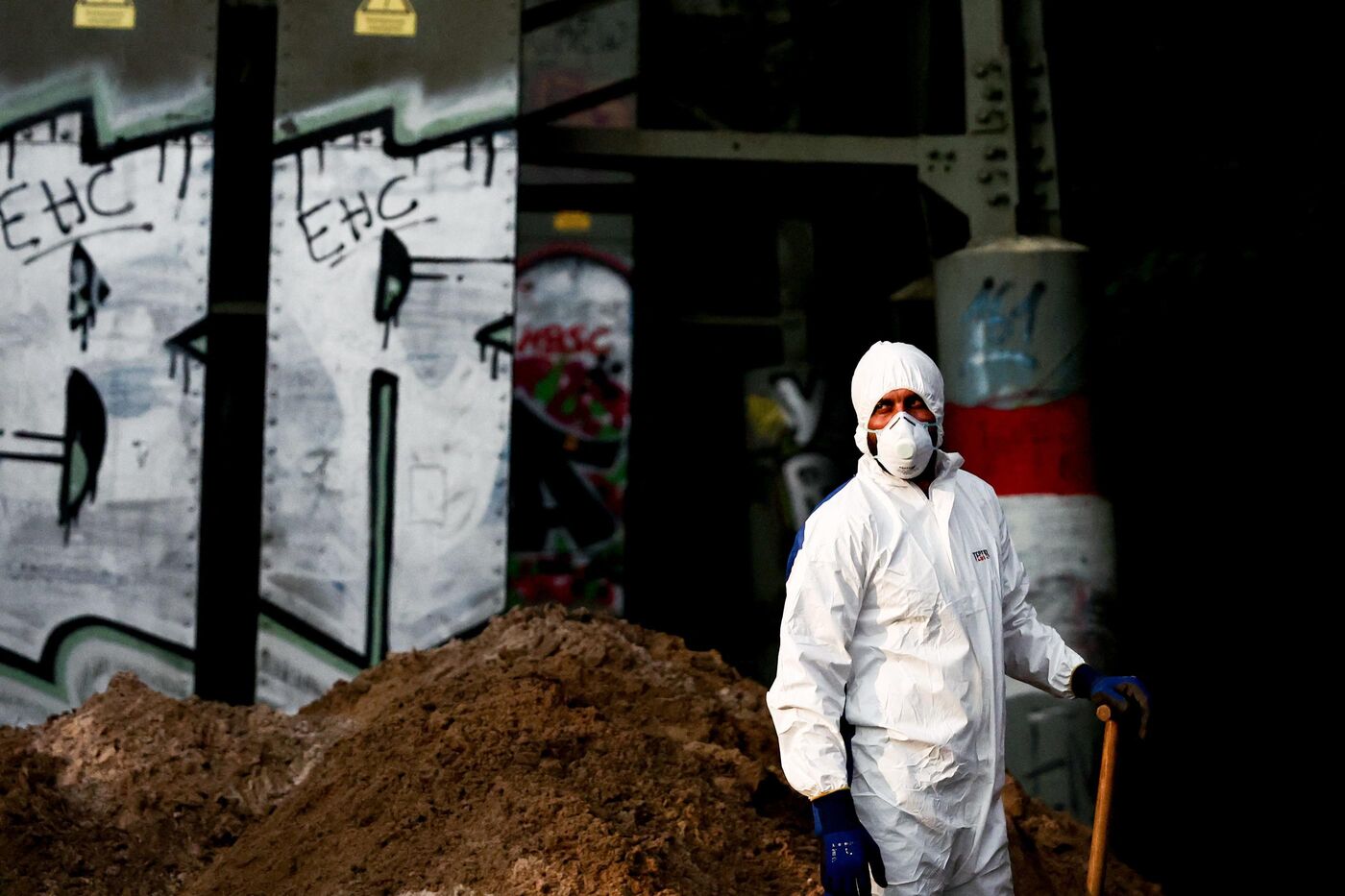 Un ouvrier inspecte un pylône électrique partiellement endommagé par un incendie à Berlin. ©FILIP SINGER/EPA/MAXPPP.