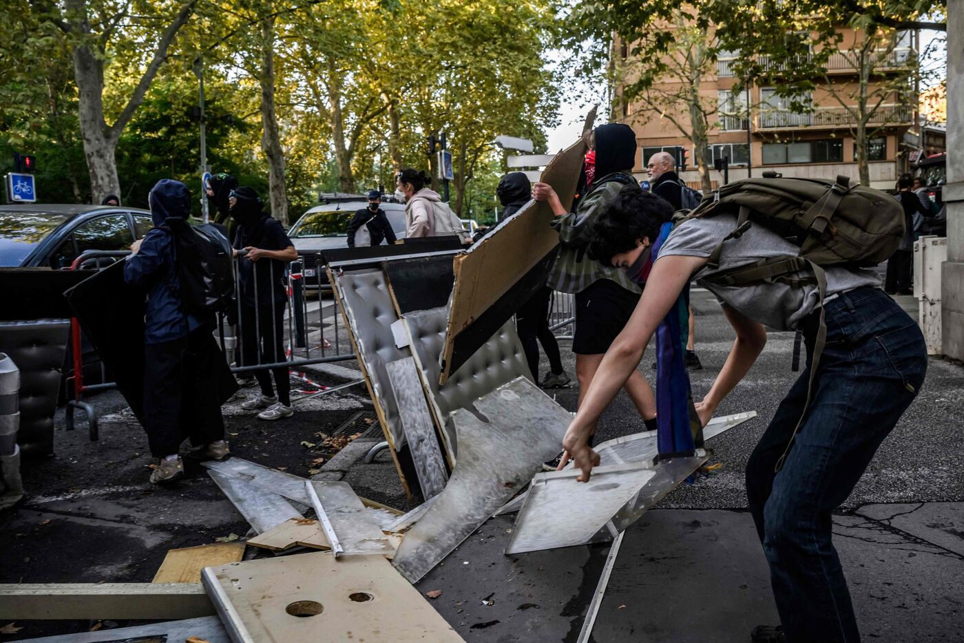 Protesters use bins and pieces of wood to build barricades in the streets during a demonstration part of the "Bloquons tout" ("Let's block everything") protest movement, in Toulouse south western France, on September 10, 2025. The broad anti-government campaign, dubbed "Bloquons tout" ("Let's block everything"), calls for a a shutdown of France on September 10 with a string of protest actions and civil disobedience around the country, while the handover of power between the new Prime Minister and his predecessor, who suffered a crushing loss in a confidence vote on September 8, is scheduled for the same day at noon. (Photo by Ed JONES / AFP)
