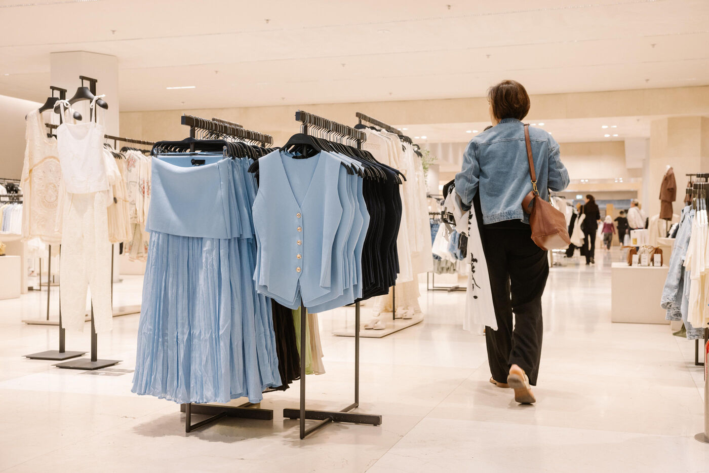 L’affichage du score environnemental des vêtements est déjà visible sur certains sites Internet. Dans les magasins, l'Ecobalyse fera son apparition progressivement à partir du 1er octobre (Illustration). LP/Arnaud Dumontier 